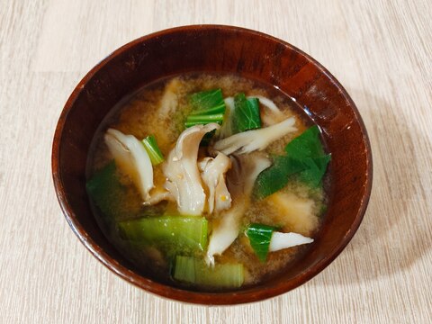 ビタミンと食物繊維☆チンゲン菜と舞茸のお味噌汁